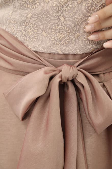 ピンクベージュの巻きスカートドレス