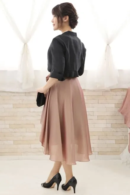 ピンクベージュの巻きスカートドレス