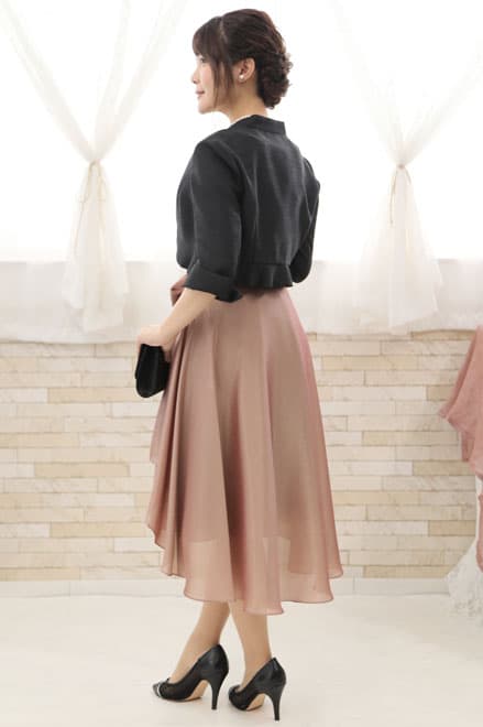 ピンクベージュの巻きスカートドレス