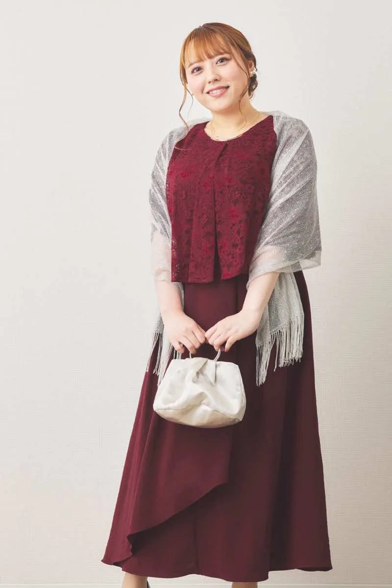 ワインレッドの前開きレースケープ風ドレス