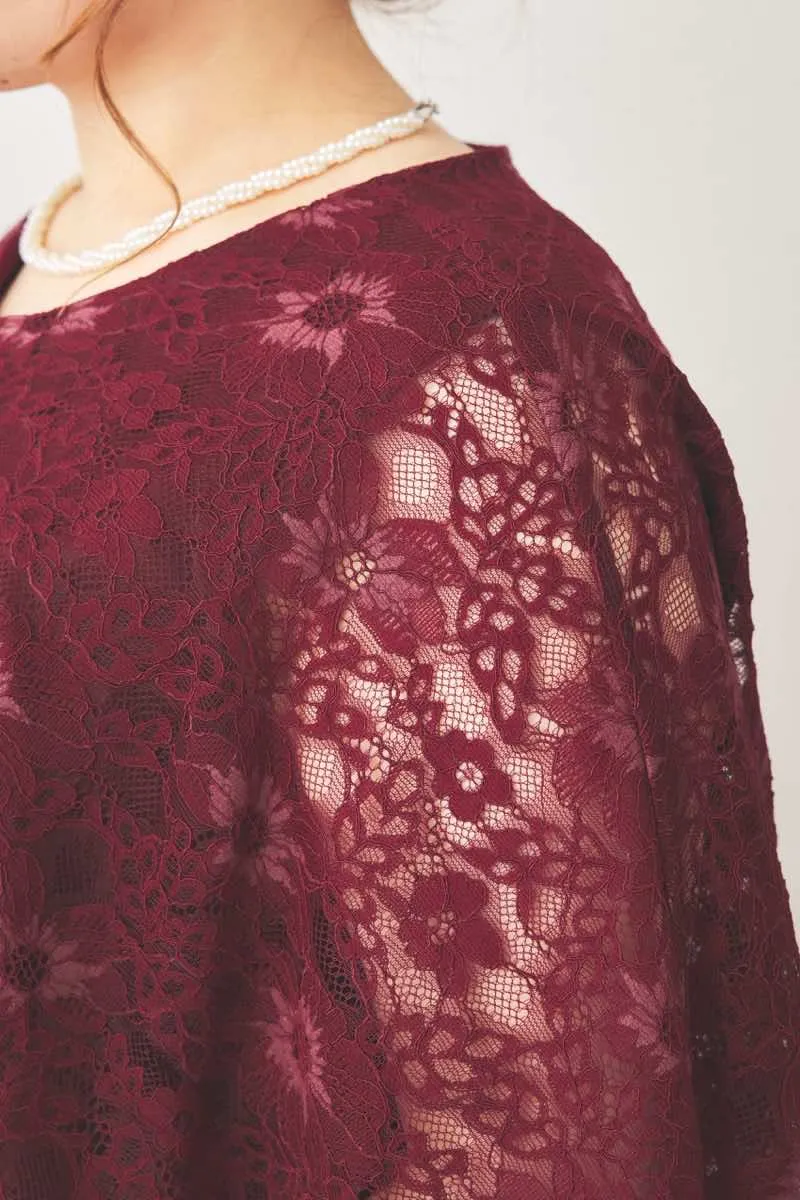ワインレッドの前開きレースケープ風ドレス