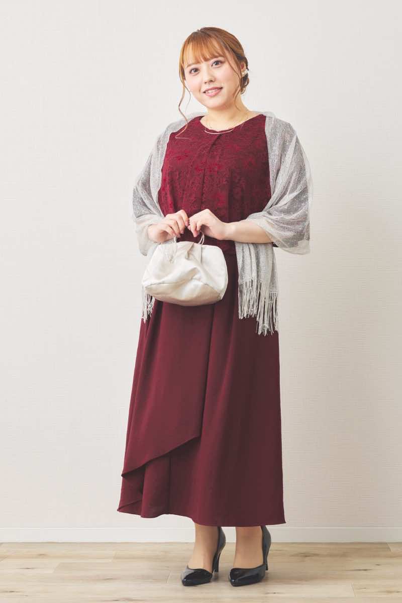 ワインレッドの前開きレースケープ風ドレス