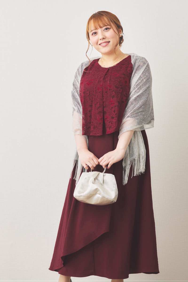ワインレッドの前開きレースケープ風ドレス