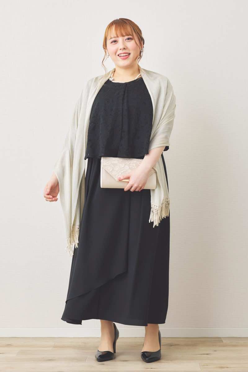 ブラックの前開きレースケープ風ドレス