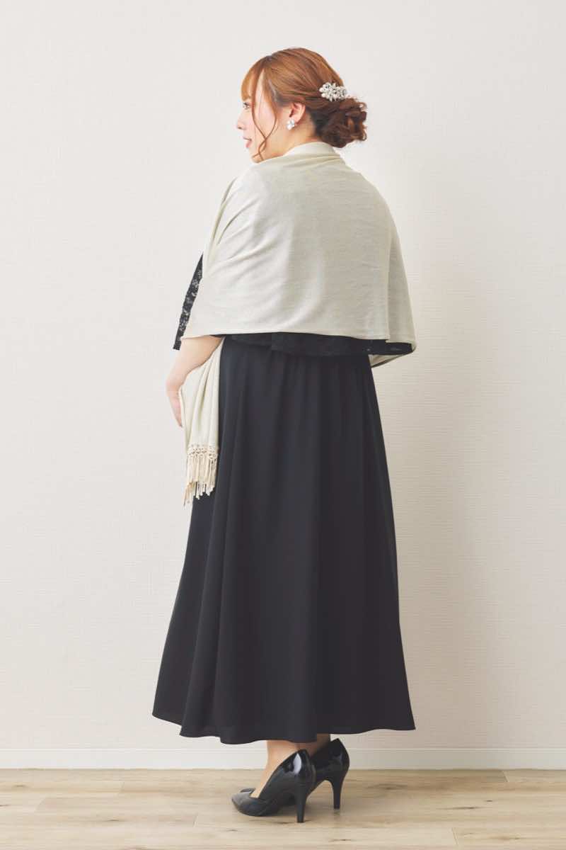 ブラックの前開きレースケープ風ドレス