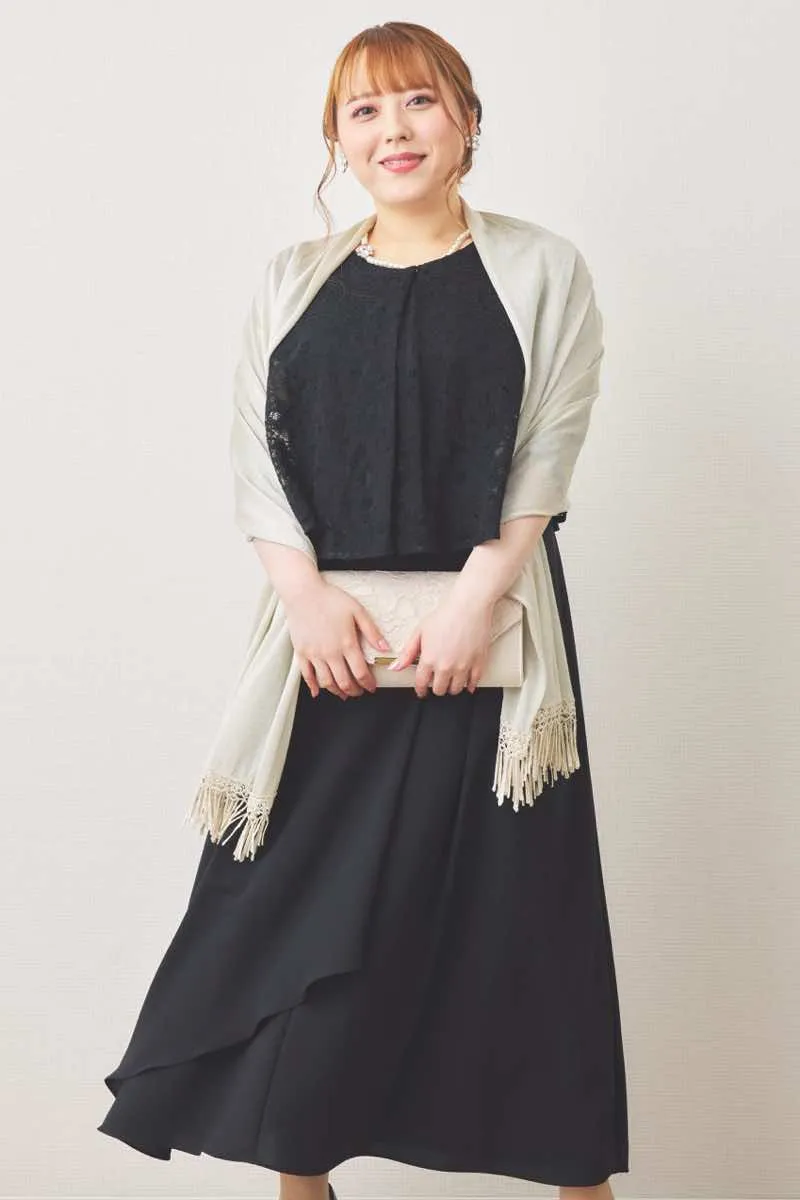 ブラックの前開きレースケープ風ドレス