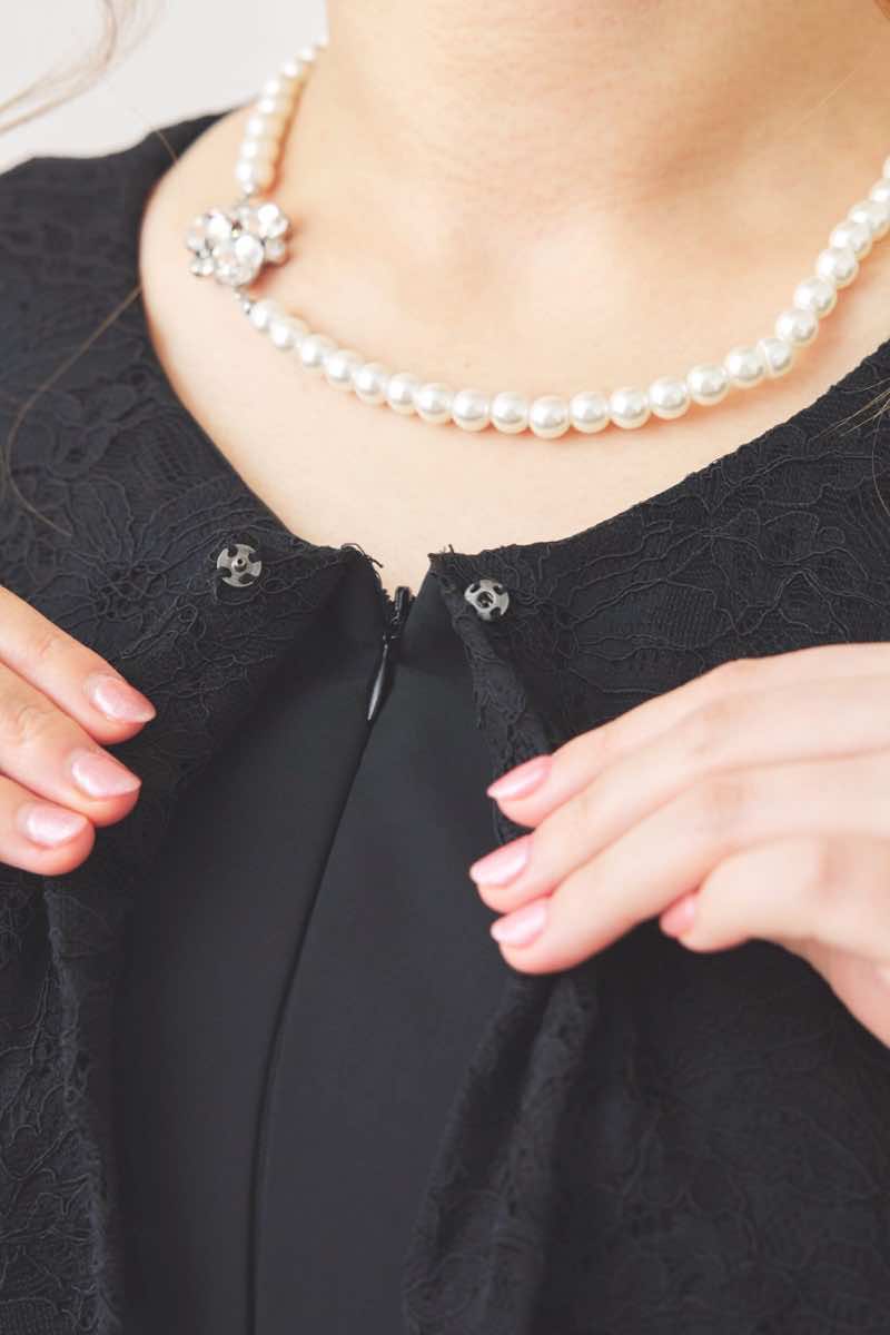 ブラックの前開きレースケープ風ドレス