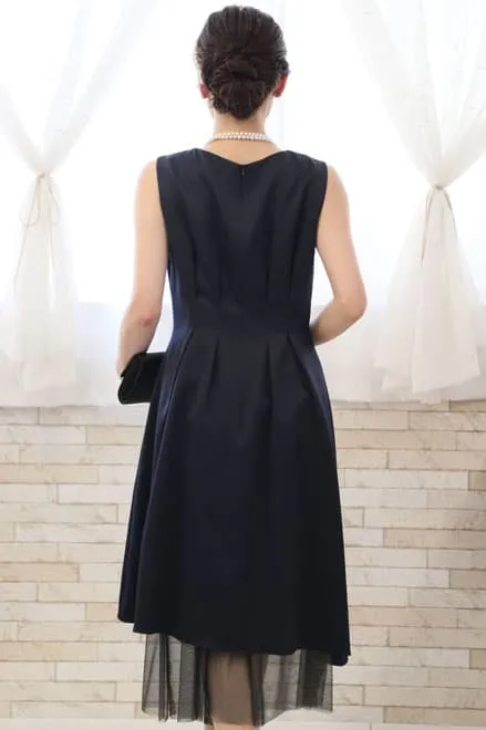 ネイビーのチュール付きノースリーブドレス