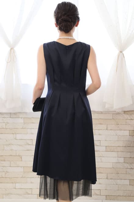 ネイビーのチュール付きノースリーブドレス