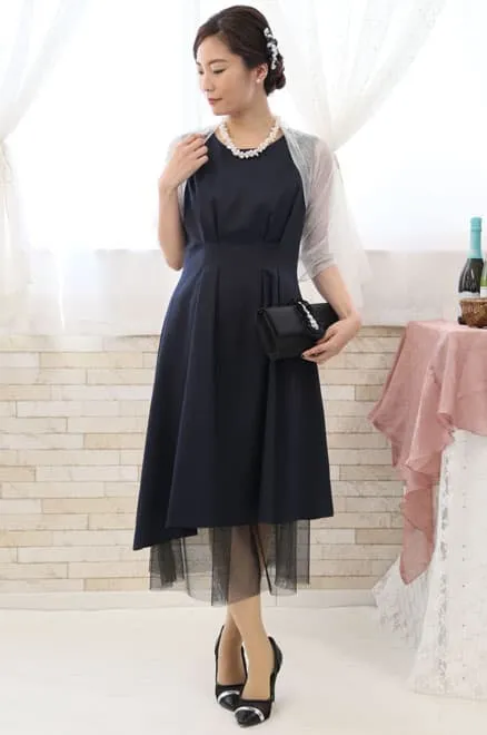 ネイビーのチュール付きノースリーブドレス