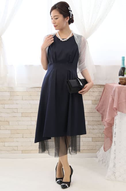 ネイビーのチュール付きノースリーブドレス