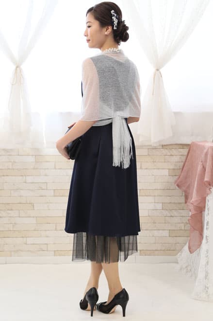 ネイビーのチュール付きノースリーブドレス