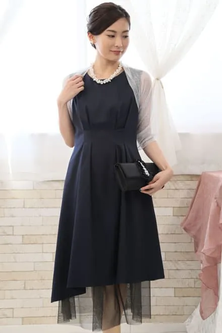 ネイビーのチュール付きノースリーブドレス