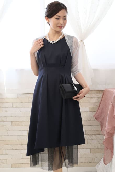 ネイビーのチュール付きノースリーブドレス