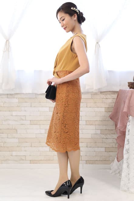 イエローのタイトレースドレス