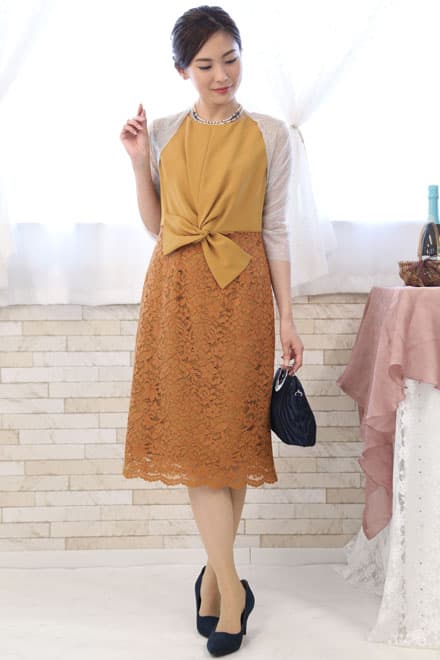 イエローのタイトレースドレス