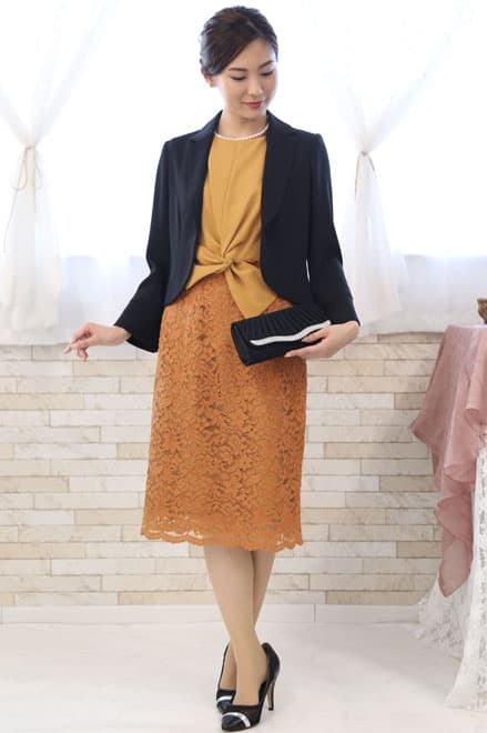 イエローのタイトレースドレス