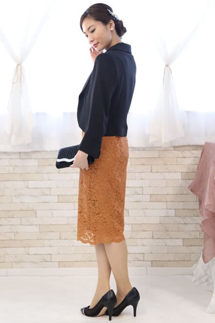 イエローのタイトレースドレス