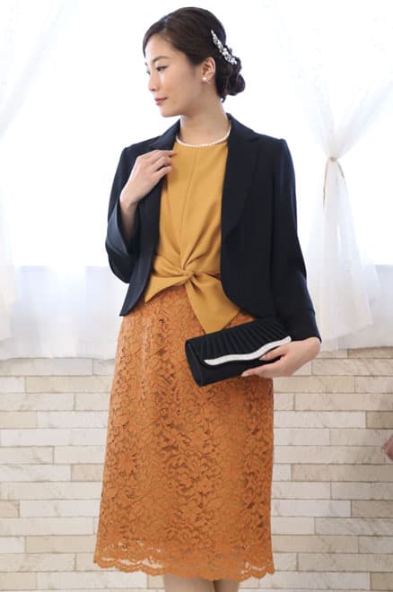 イエローのタイトレースドレス