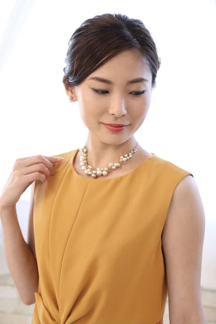 イエローのタイトレースドレス