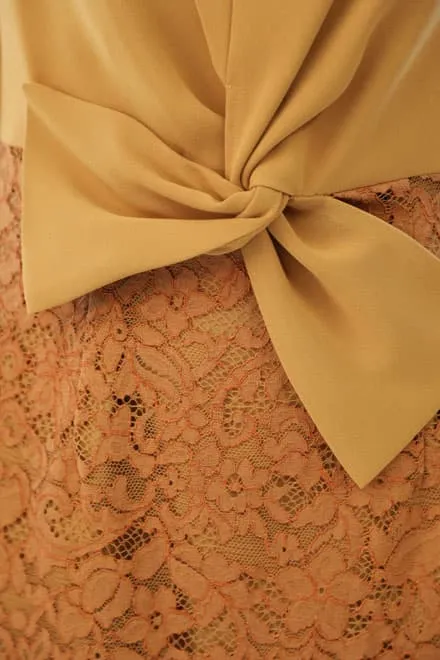 イエローのタイトレースドレス
