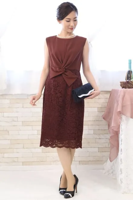 レッドのタイトレースドレス