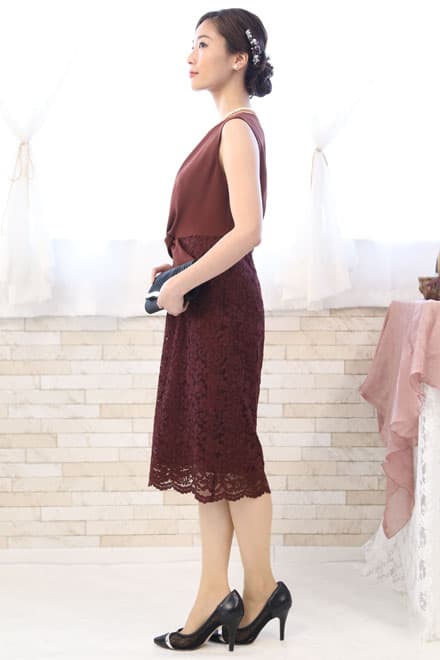 レッドのタイトレースドレス