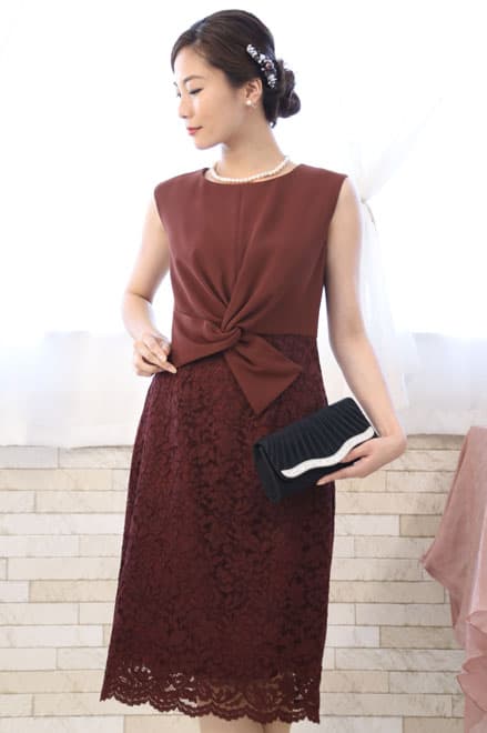 レッドのタイトレースドレス