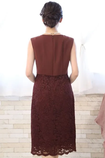 レッドのタイトレースドレス