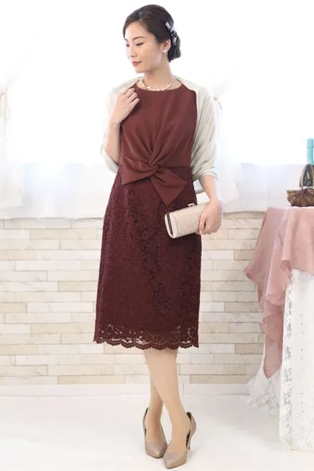 レッドのタイトレースドレス