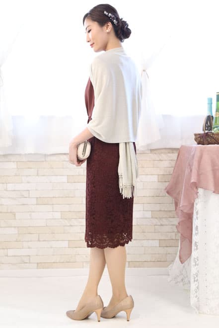 レッドのタイトレースドレス