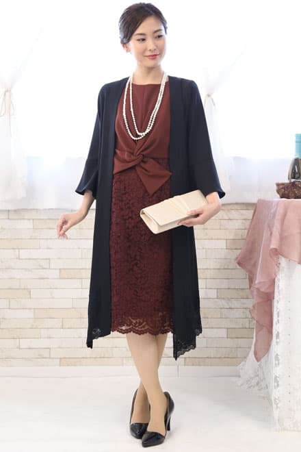 レッドのタイトレースドレス