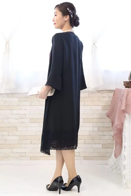 レッドのタイトレースドレス