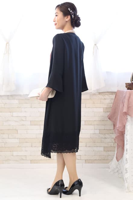 レッドのタイトレースドレス