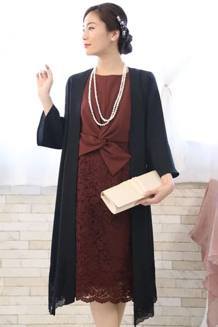 レッドのタイトレースドレス