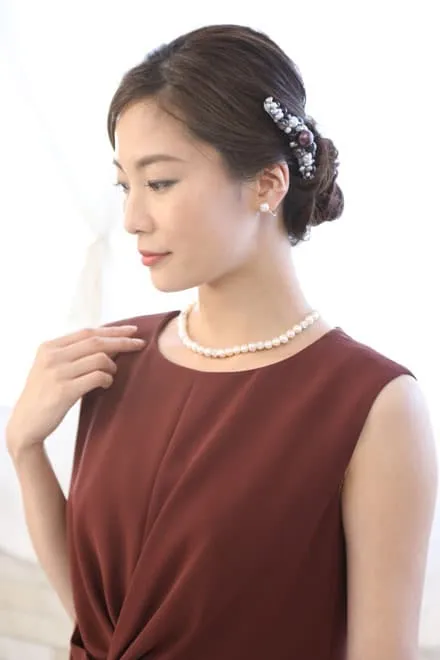 レッドのタイトレースドレス