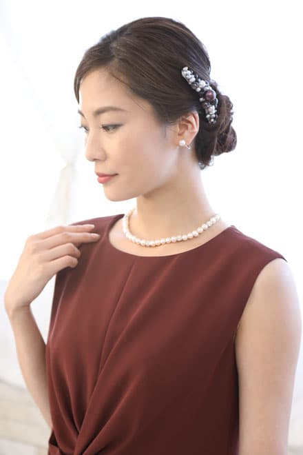 レッドのタイトレースドレス