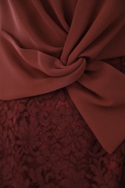 レッドのタイトレースドレス