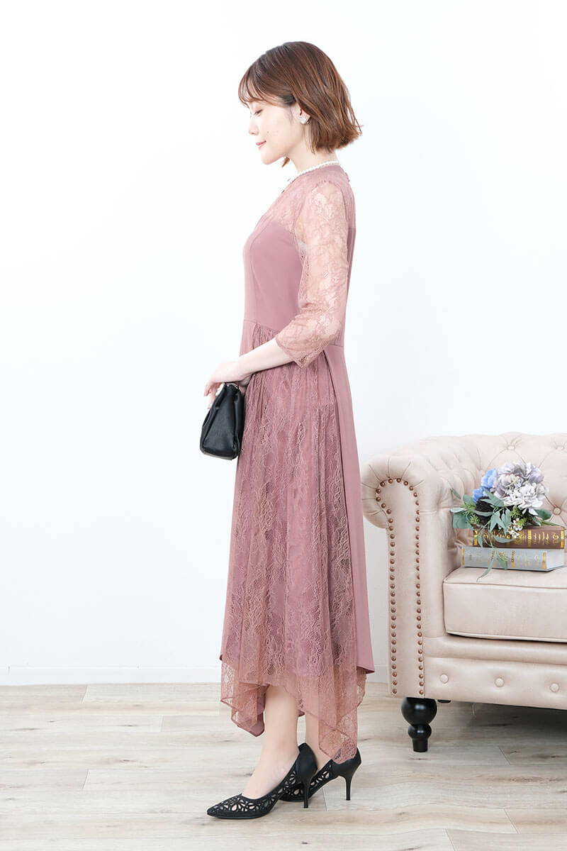 ピンクのサイドレースイレギュラーヘムドレス