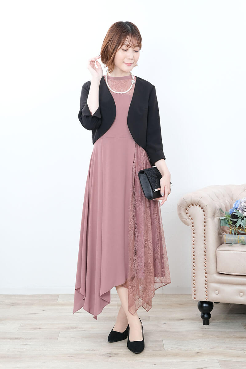 ピンクのサイドレースイレギュラーヘムドレス