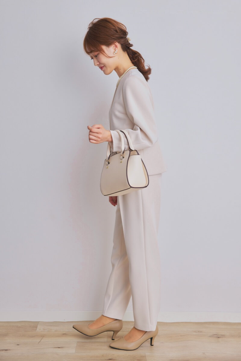 ベージュのパール付ペプラムパンツセレモニースーツセット