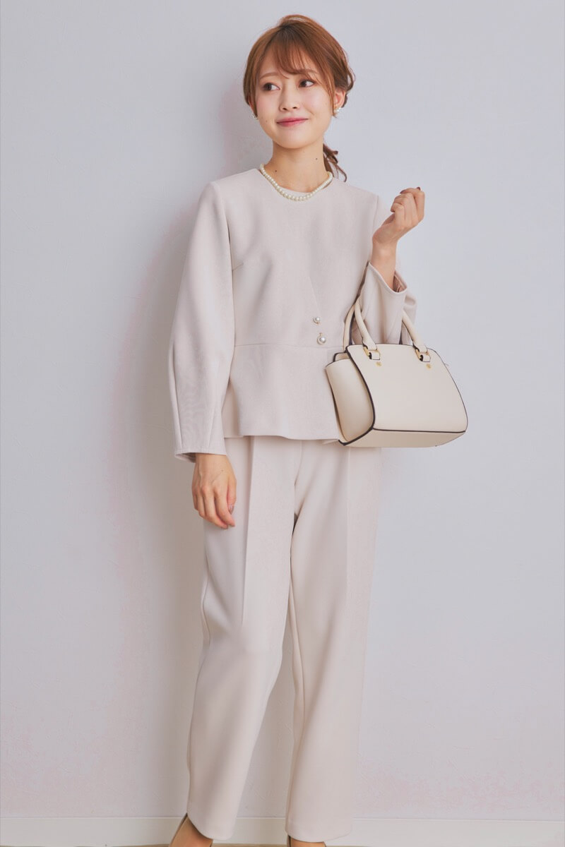 ベージュのパール付ペプラムパンツセレモニースーツセット
