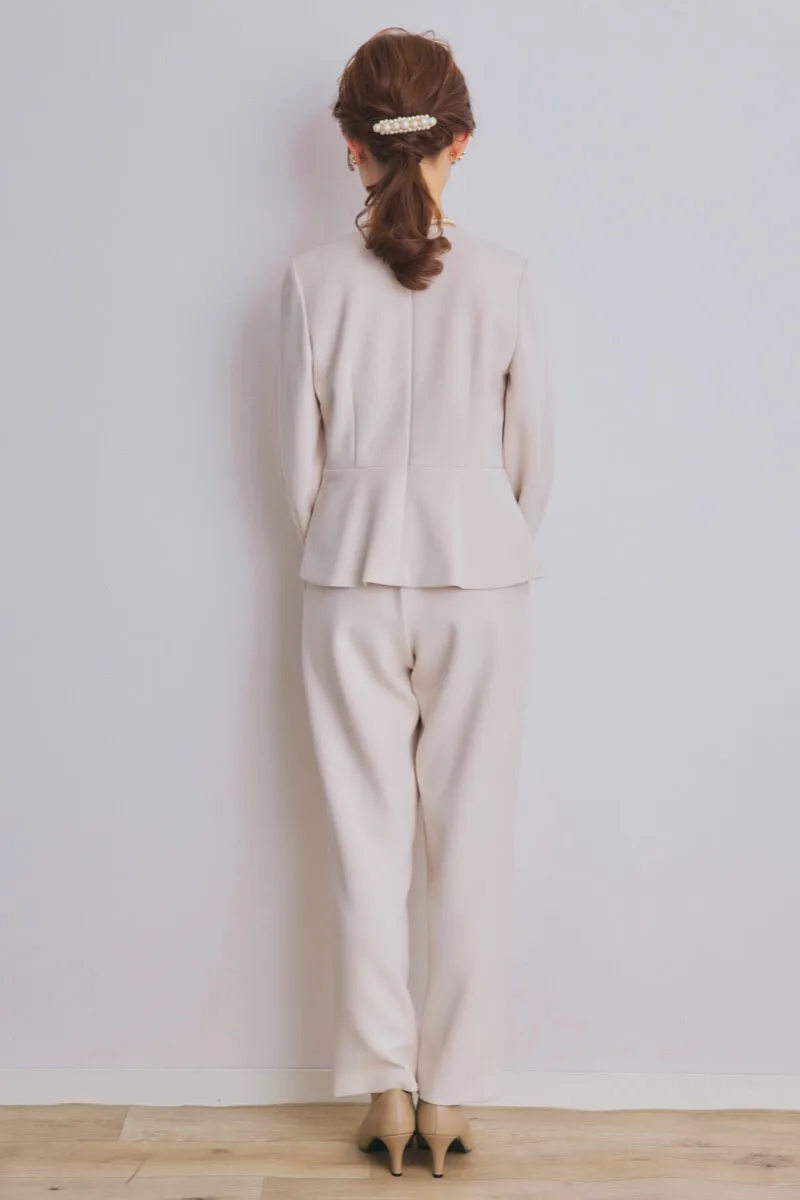 ベージュのパール付ペプラムパンツセレモニースーツセット
