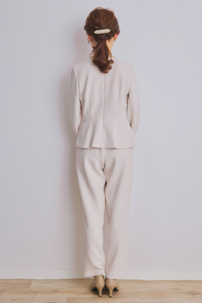ベージュのパール付ペプラムパンツセレモニースーツセット