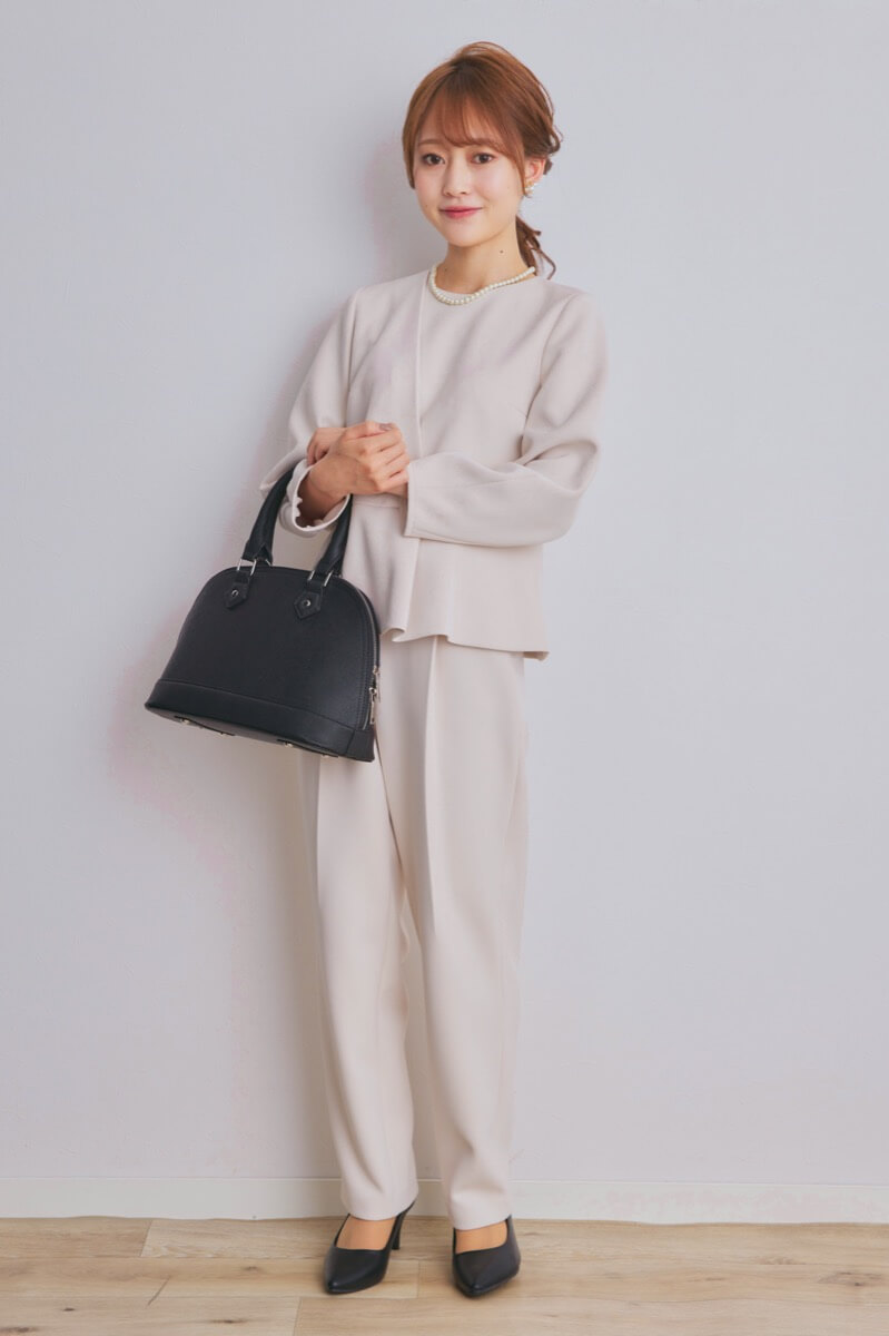 ベージュのパール付ペプラムパンツセレモニースーツセット