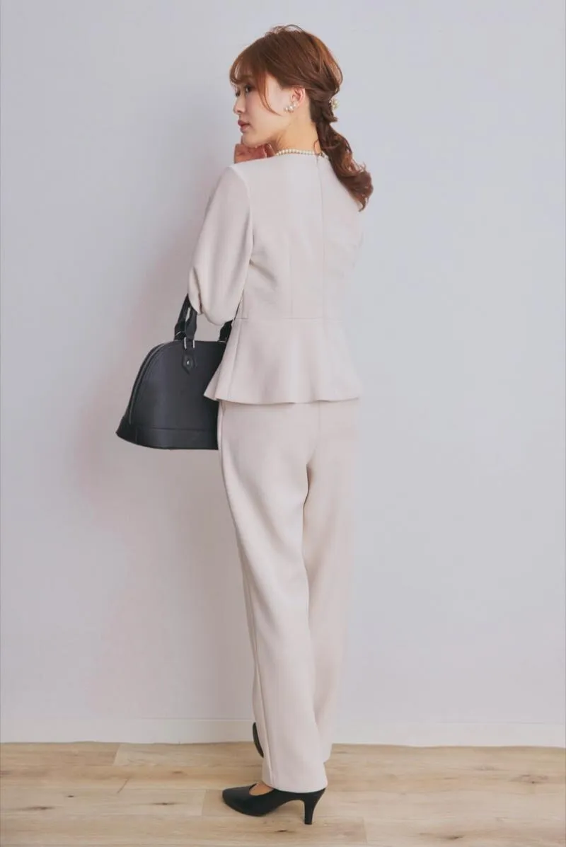 ベージュのパール付ペプラムパンツセレモニースーツセット