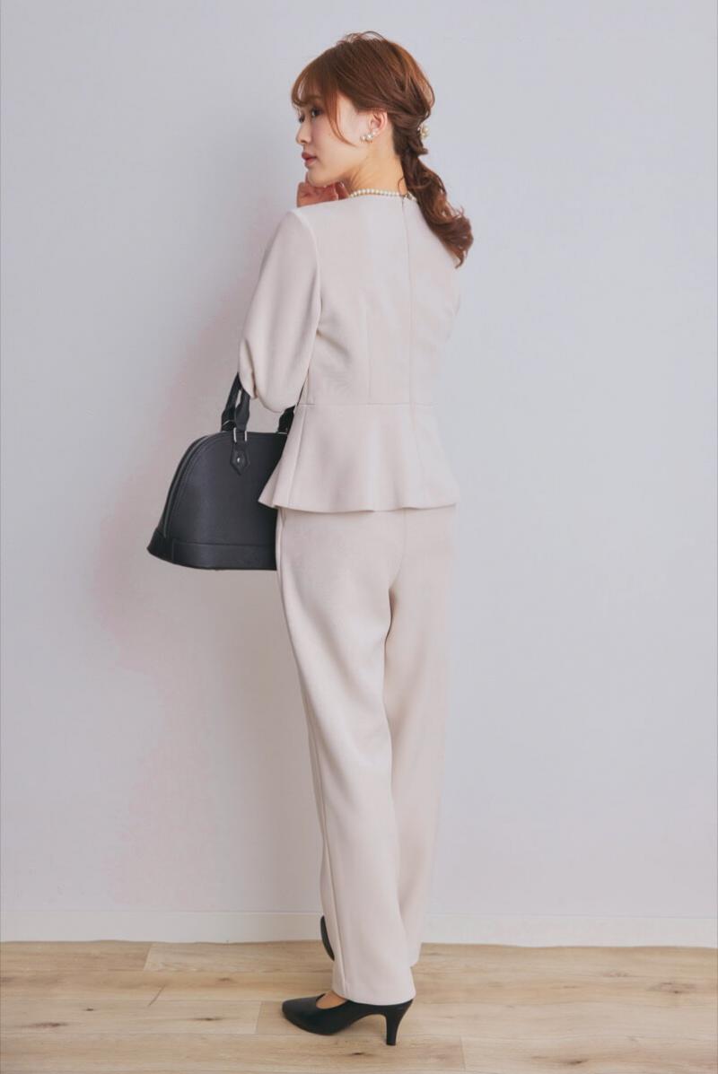 ベージュのパール付ペプラムパンツセレモニースーツセット