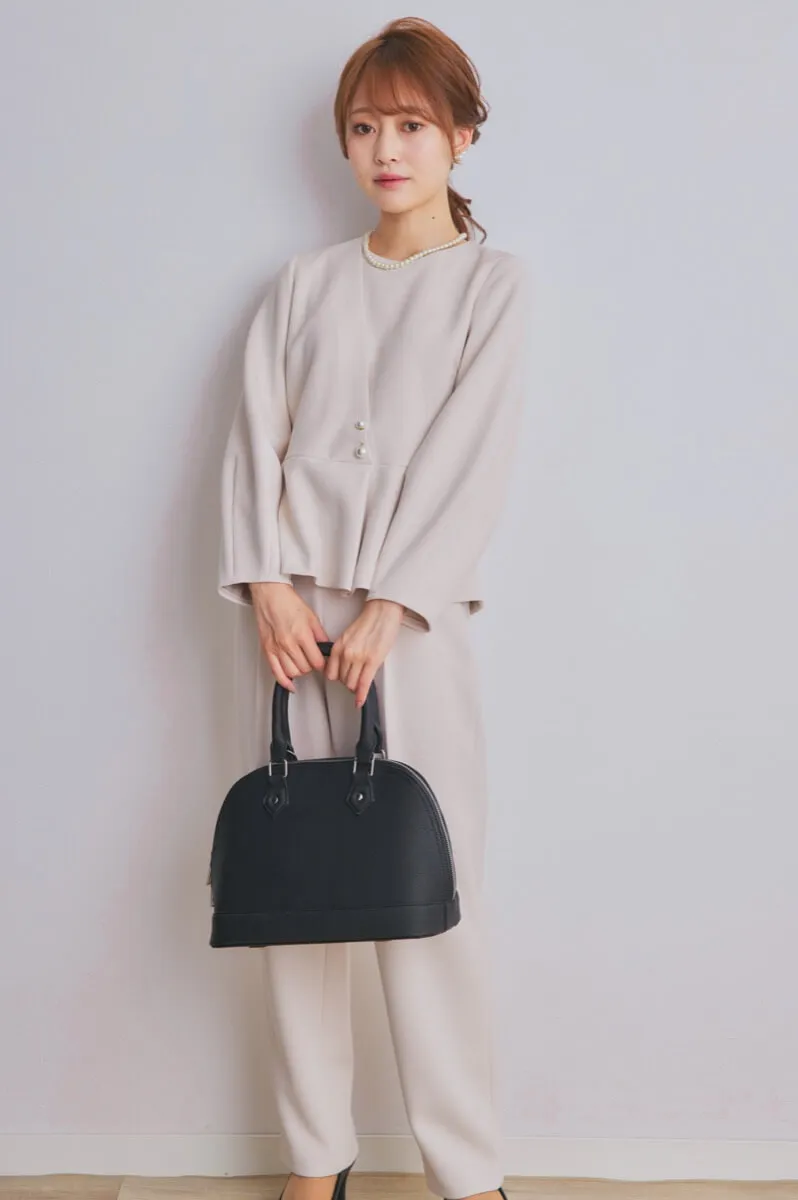 ベージュのパール付ペプラムパンツセレモニースーツセット