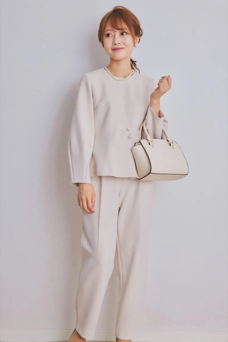 ベージュのパール付ペプラムパンツセレモニースーツセット