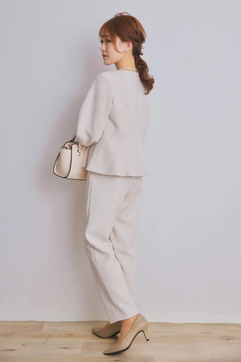 ベージュのパール付ペプラムパンツセレモニースーツセット